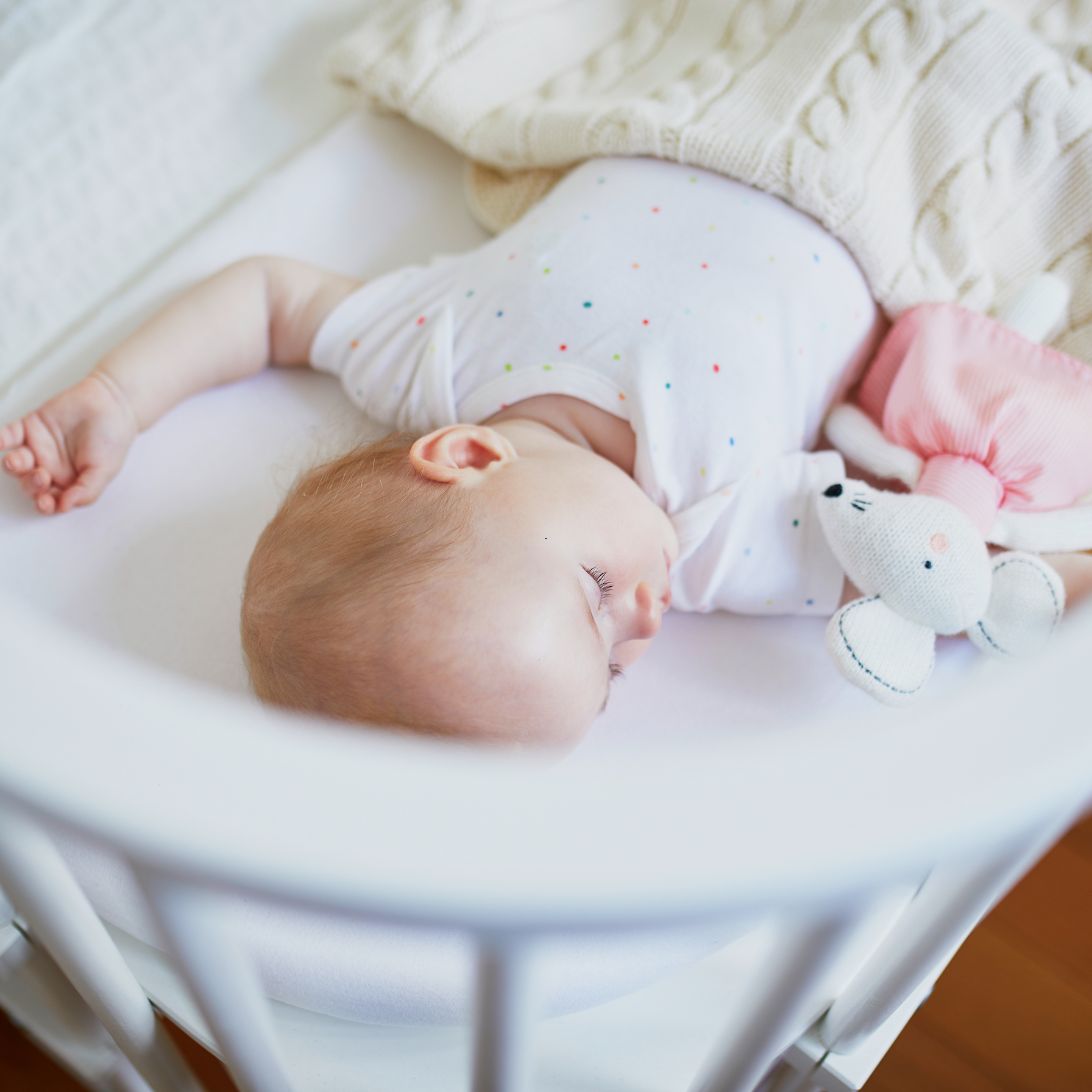 Baby ligt te slapen in co-sleeper