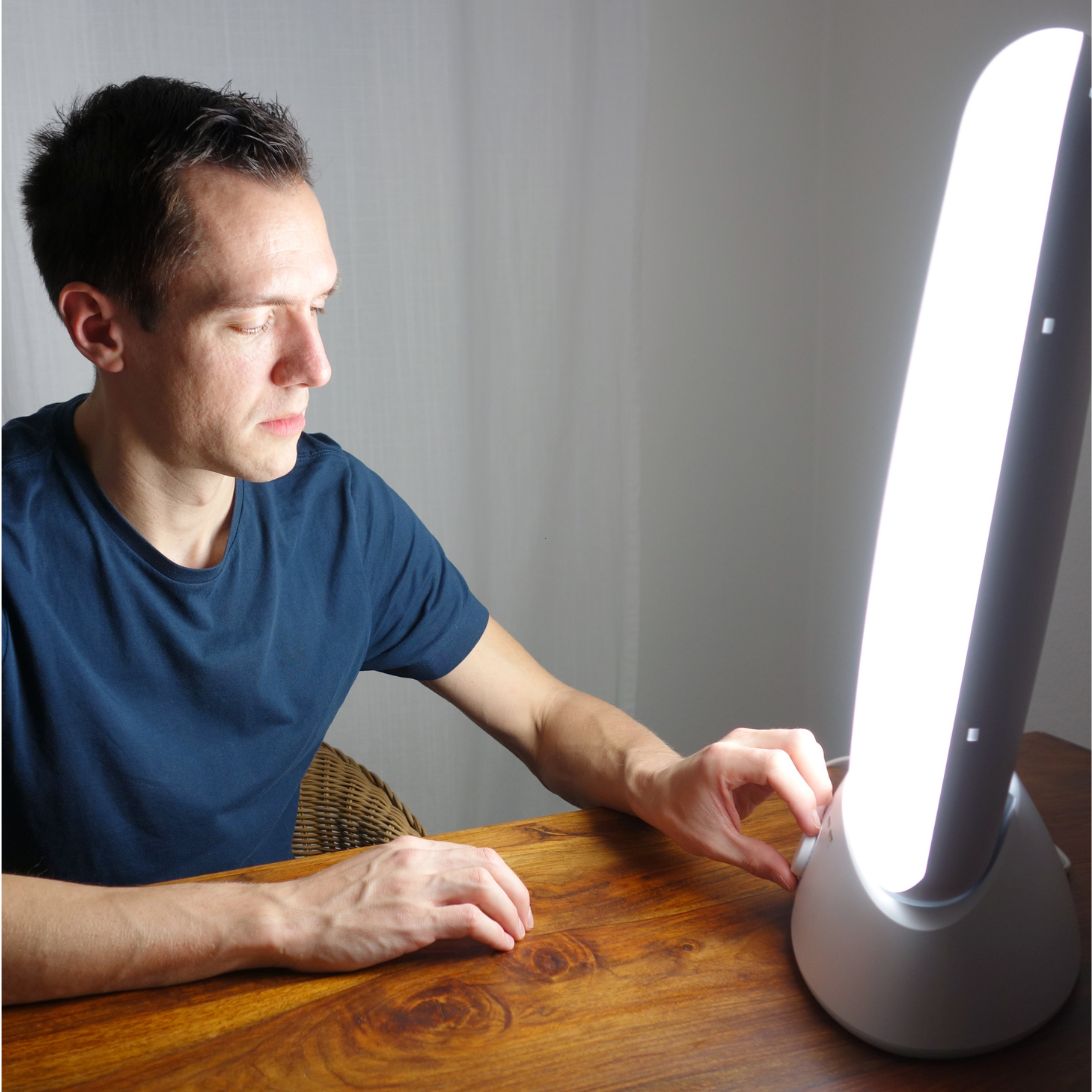 Man gebruikt daglichtlamp