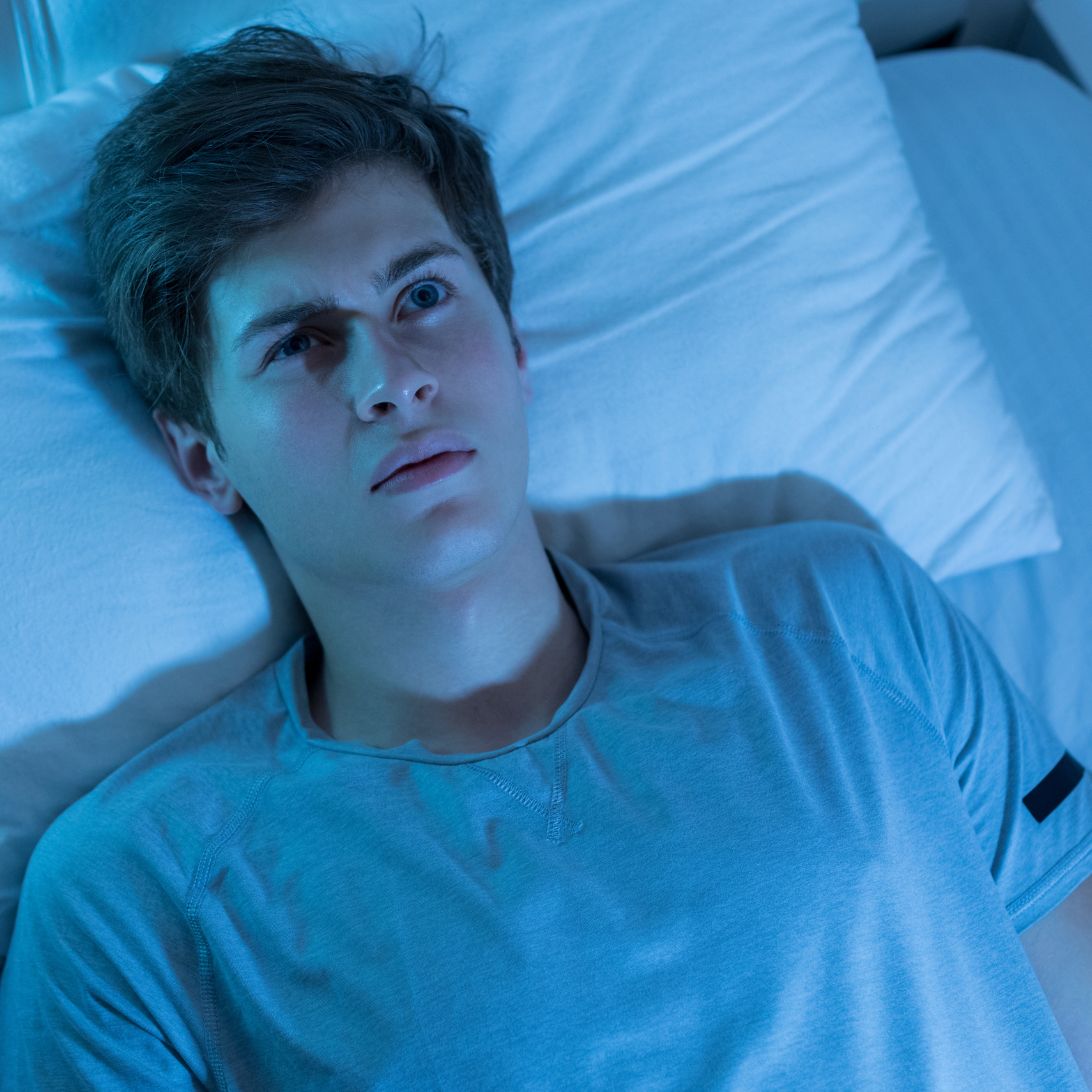 Man probeert slaaptekort tegen te gaan maar ligt wakker