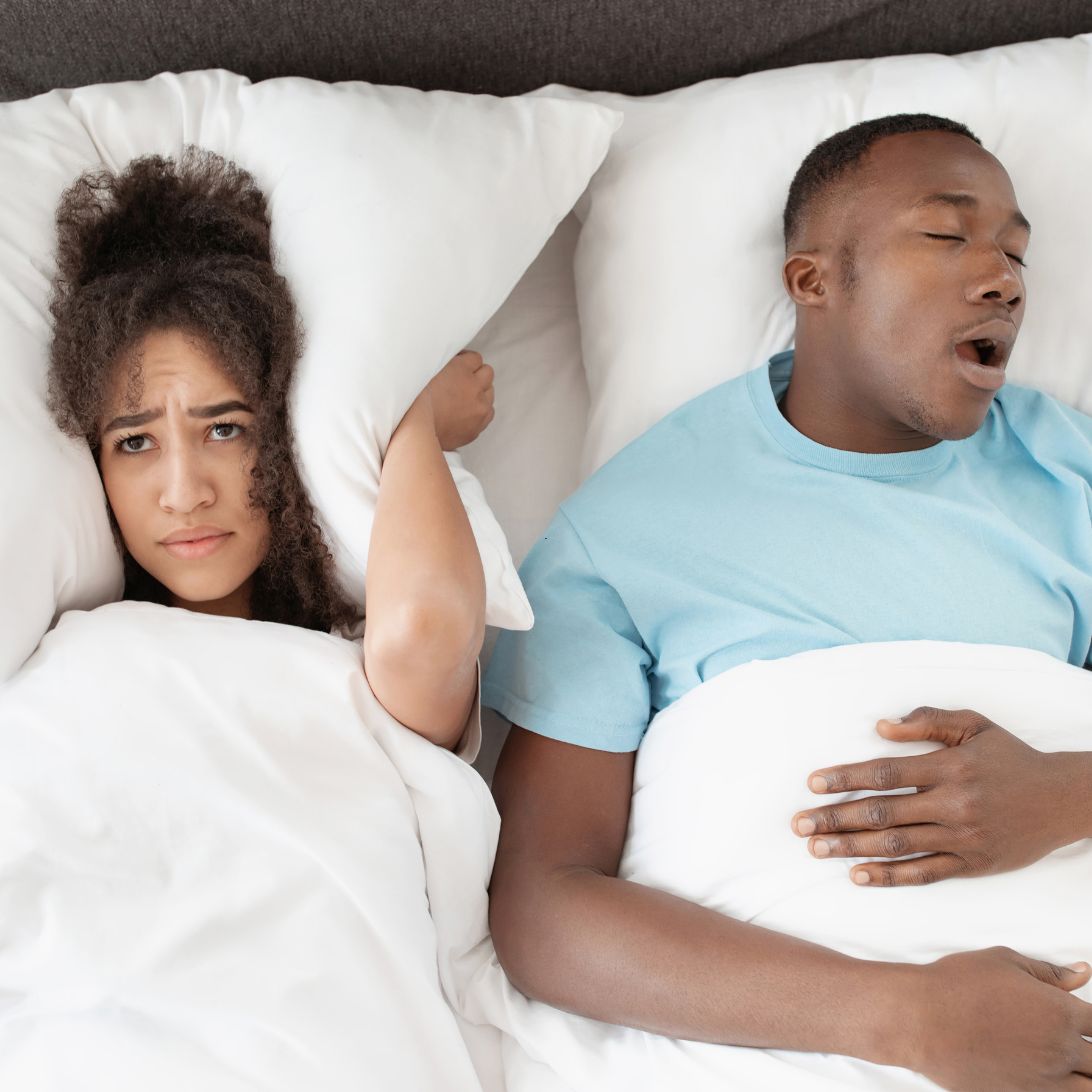 Vrouw ligt wakker omdat partner snurkt