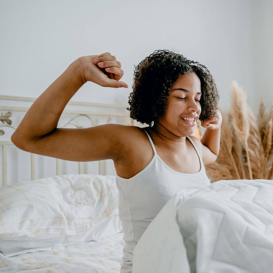 Vrouw gebruikt wake-up light om uitgerust wakker te worden