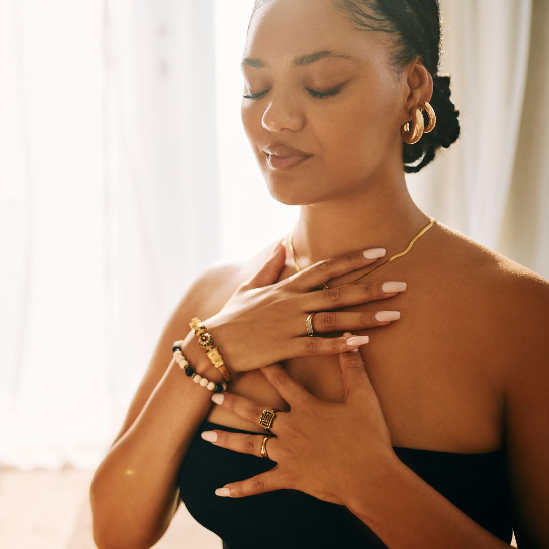 Vrouw doet ademhalingsoefeningen voor het slapen gaan