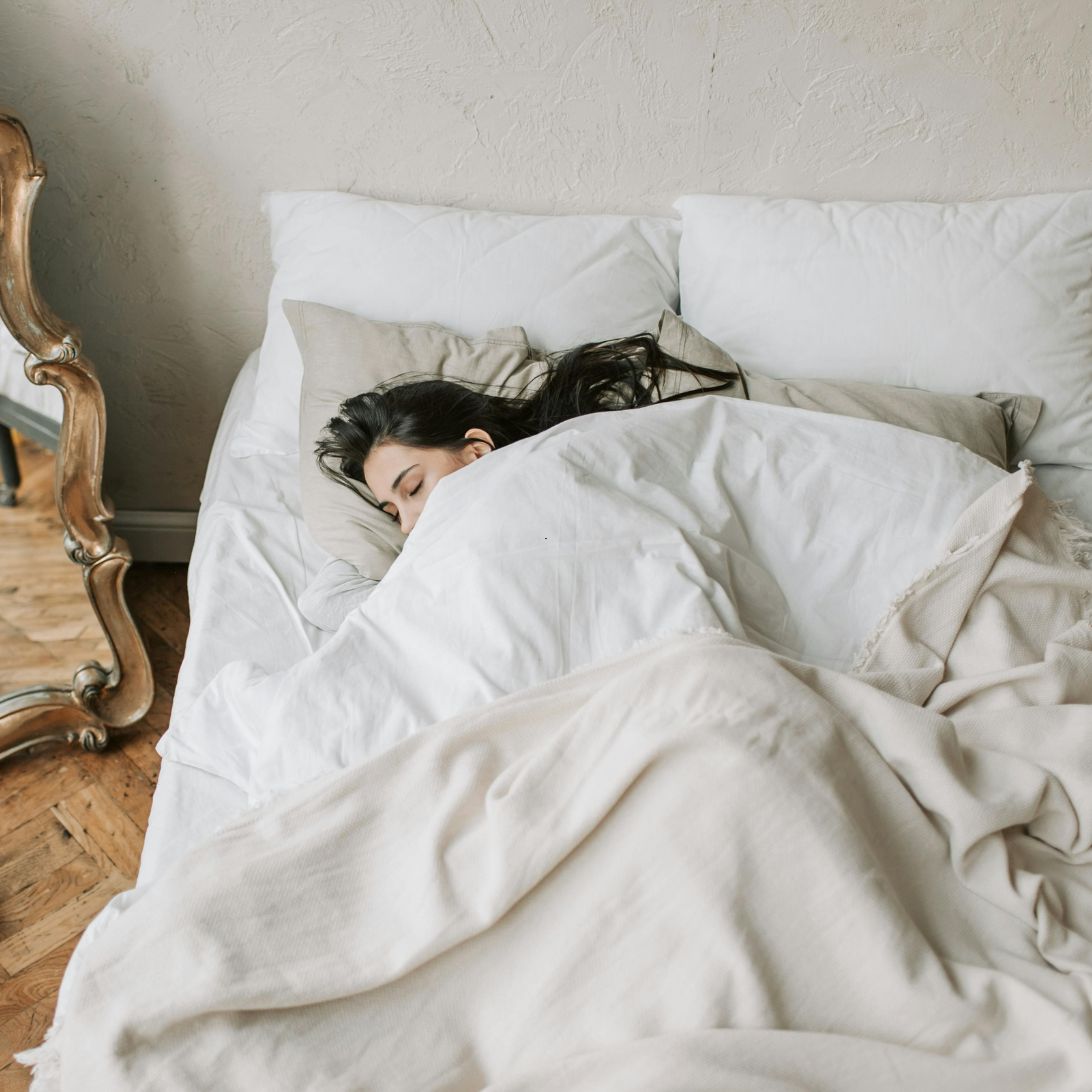 Vrouw ligt te slapen op matras van America Beter Slapen