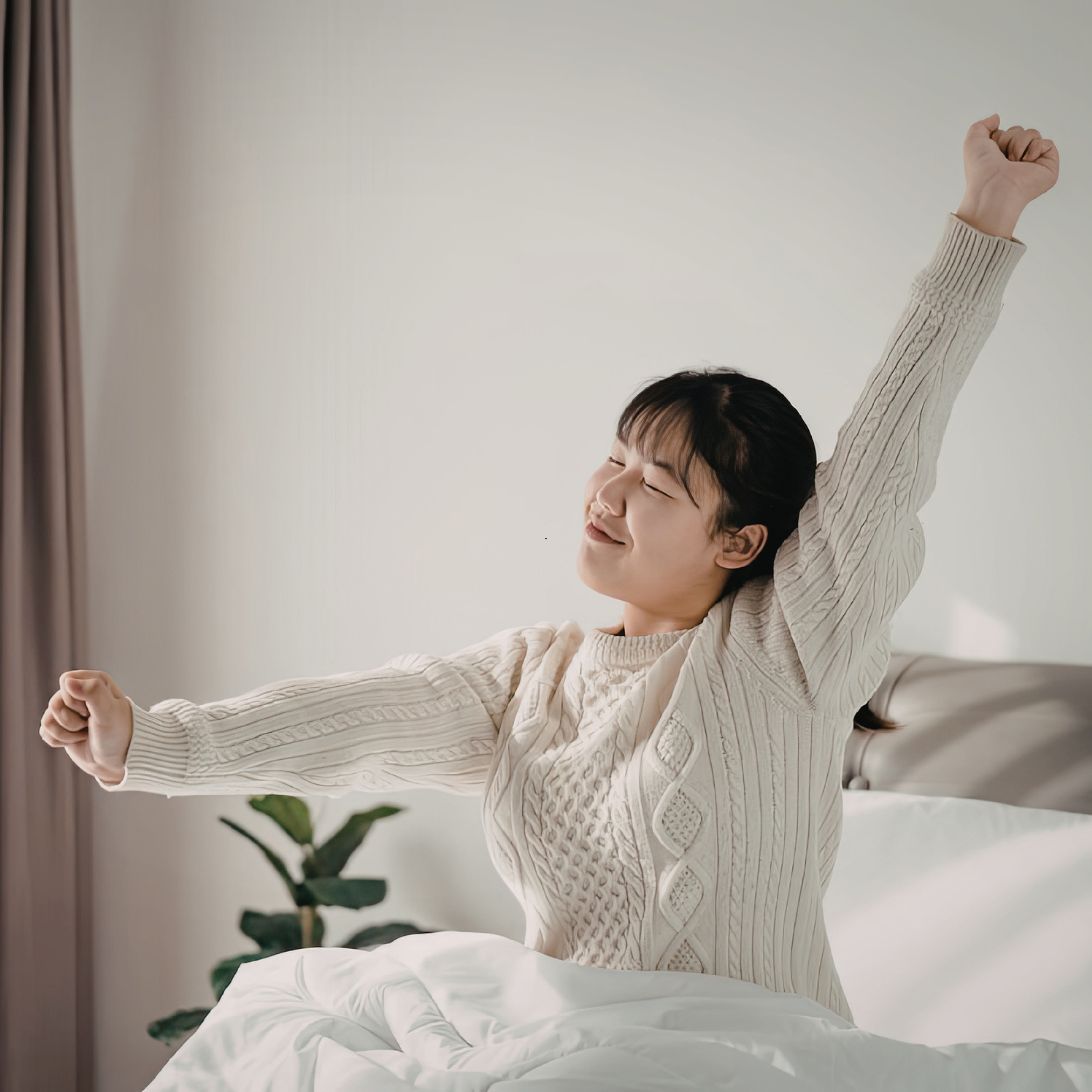 Vrouw rekt zich uit op matras van Beddorama
