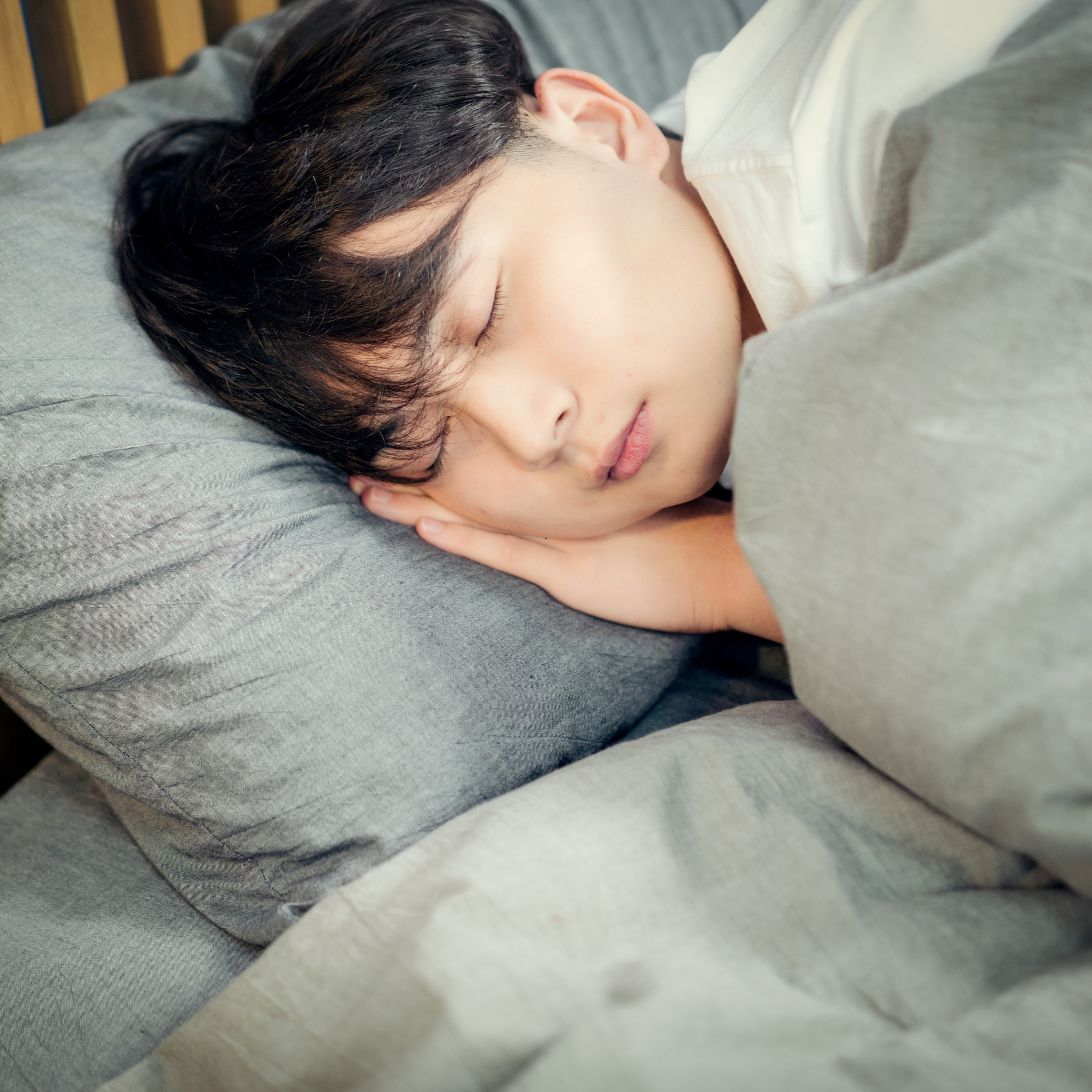 Man ligt in bed te slapen, vermoedelijk in een bed van Beter Bed Breda