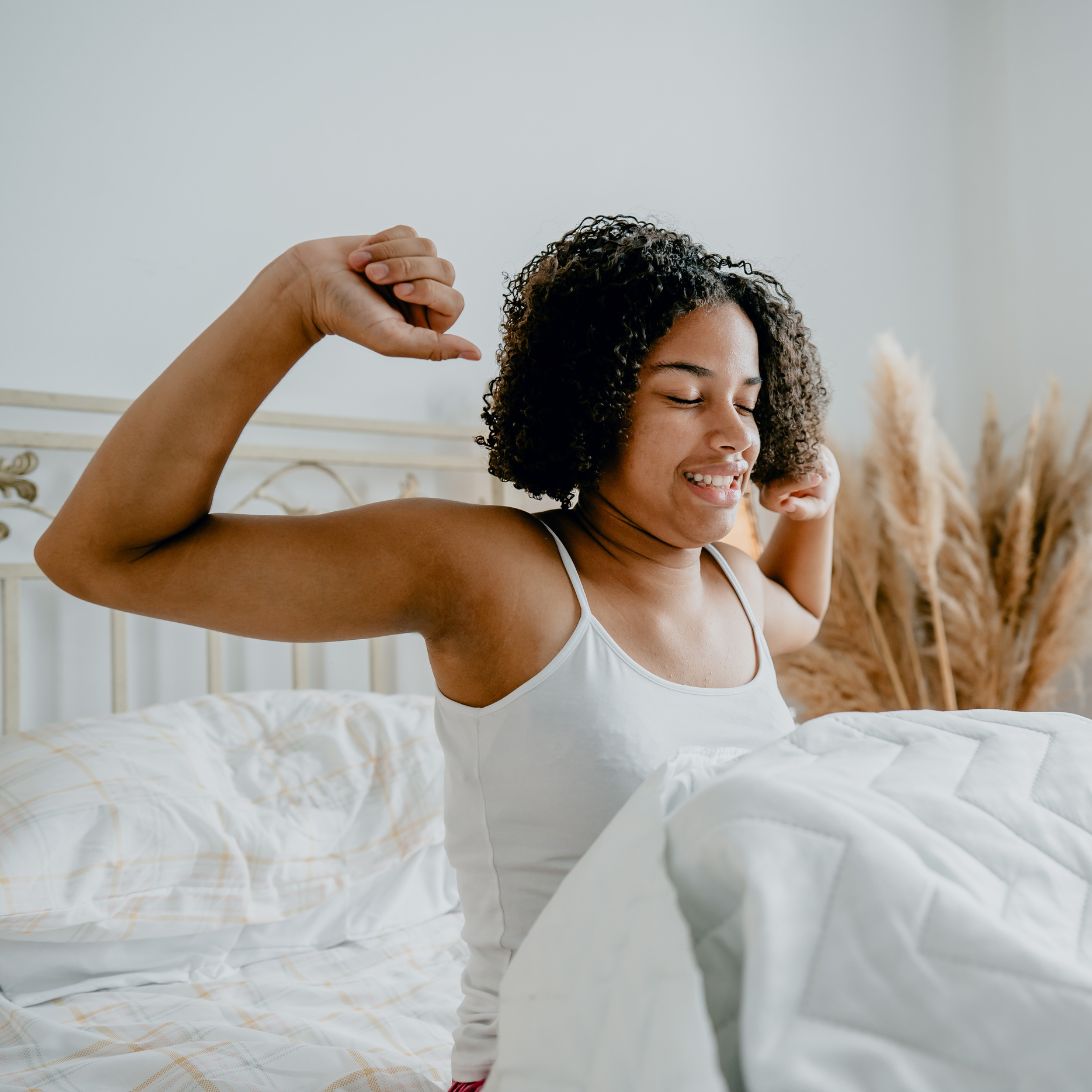 Vrouw wordt wakker in bed van Brabant Bedden