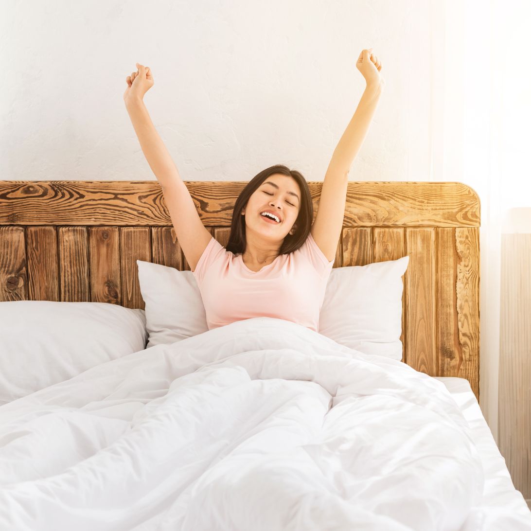 Vrouw wordt wakker en rekt zich uit op matras van Dreamland