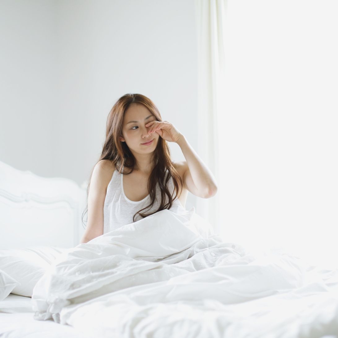 Vrouw wordt wakker op matras van Horsten Slaapcomfort