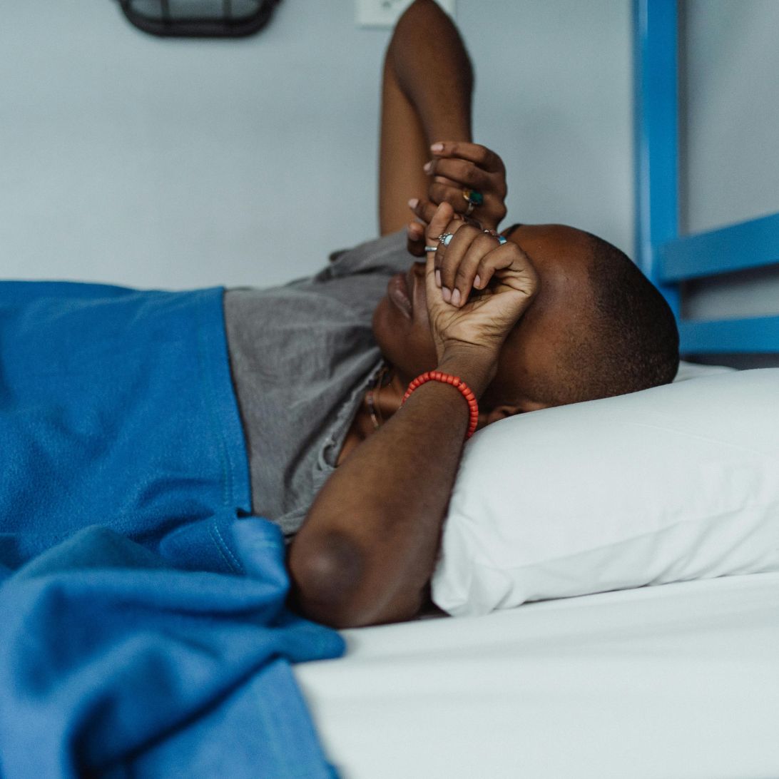 Vrouw wordt wakker op matras van Matras aan Huis