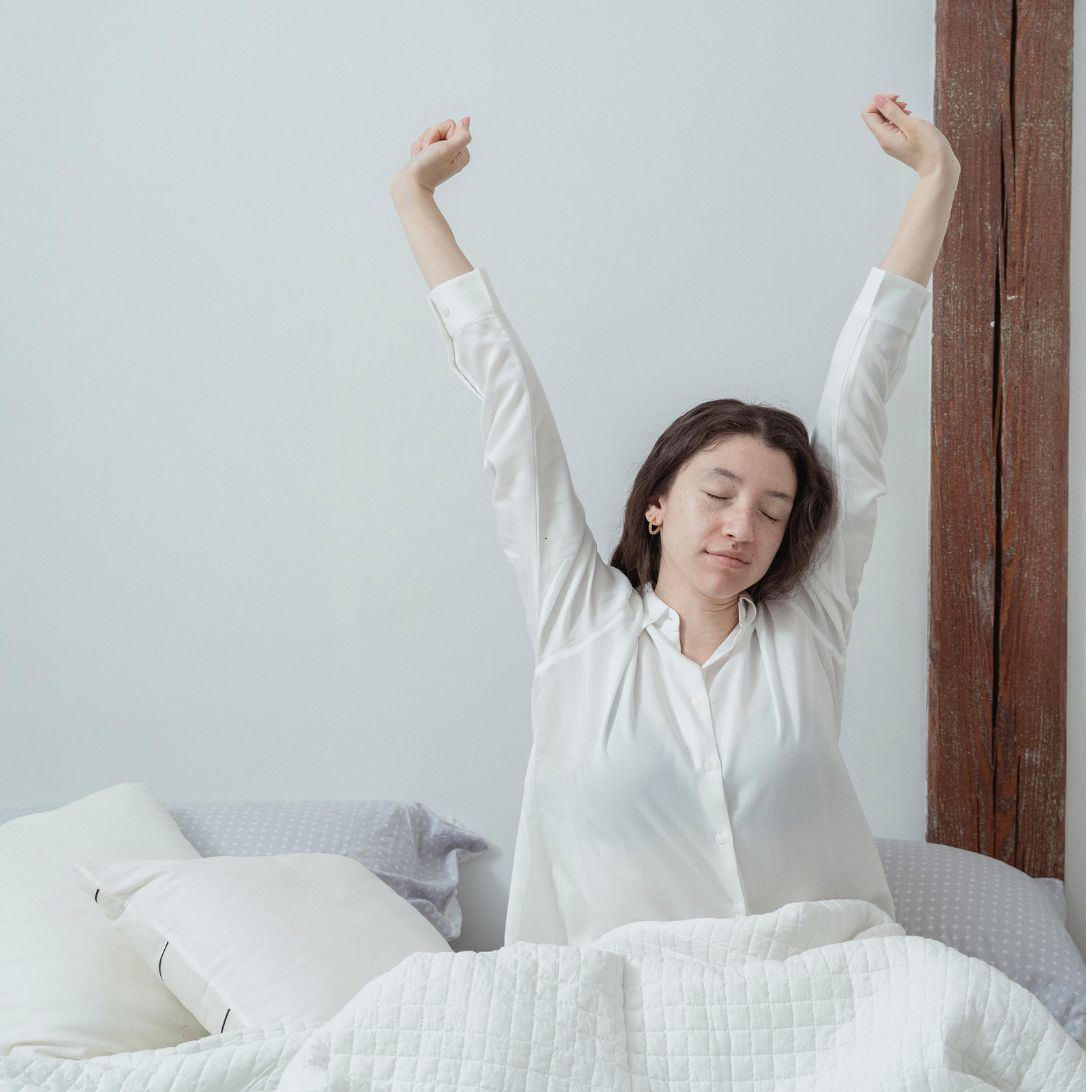 Vrouw wordt wakker in bed van Profita