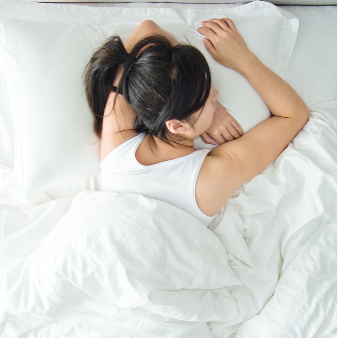 Vrouw ligt te slapen in bed van Slaapstudio Stijn