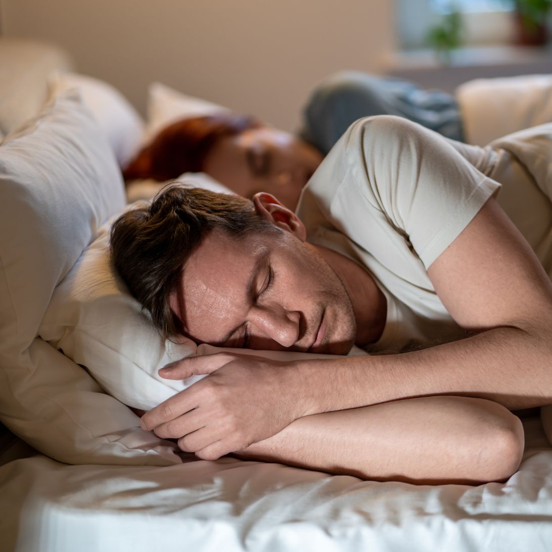 Man en vrouw liggen te slapen op matras van Slaaptevreden Oosterhout