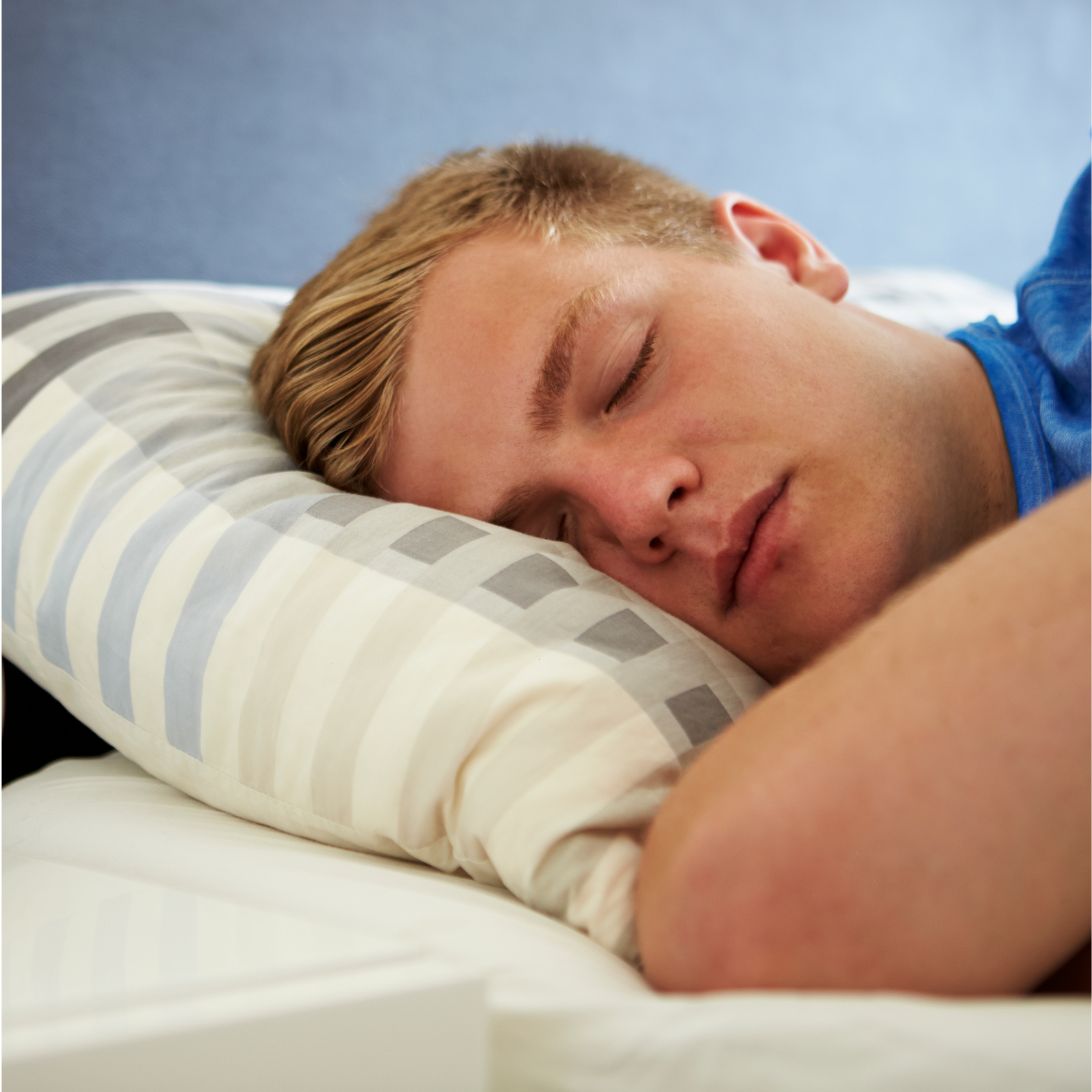 Man ligt te slapen op matras van slaaploods breda