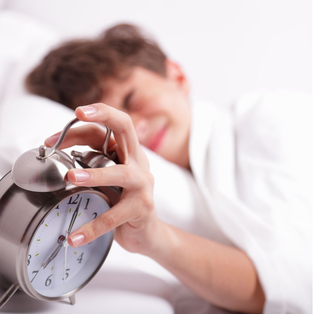 Vrouw drukt wekker uit en wordt wakker op matras van Well-Fair