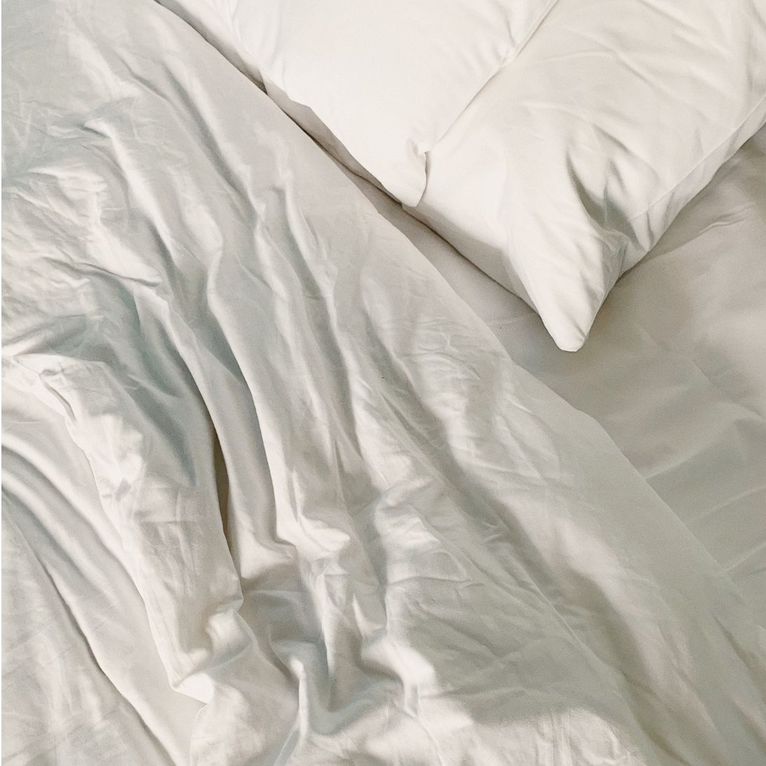 Wit beddengoed op bed