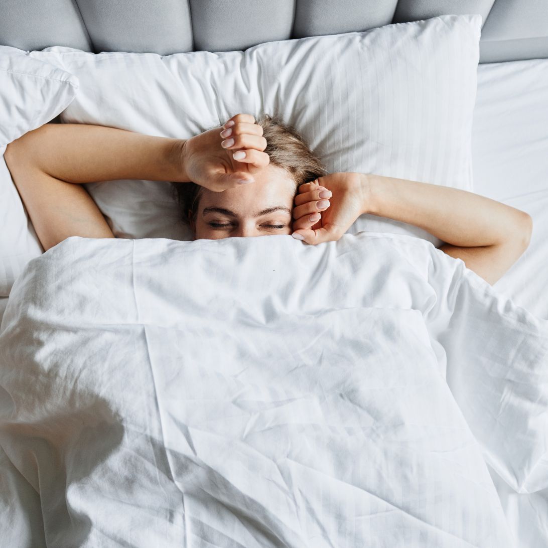 Vrouw ontwaakt in bed van Kwakernaat beddenspecialist