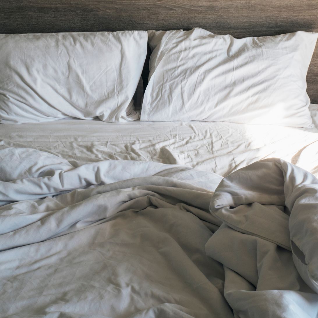 Bed met rommelige dekens 